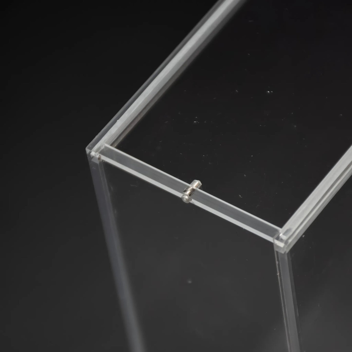 Detalle de cierre imantado en caja de metacrilato para proteger videojuegos
