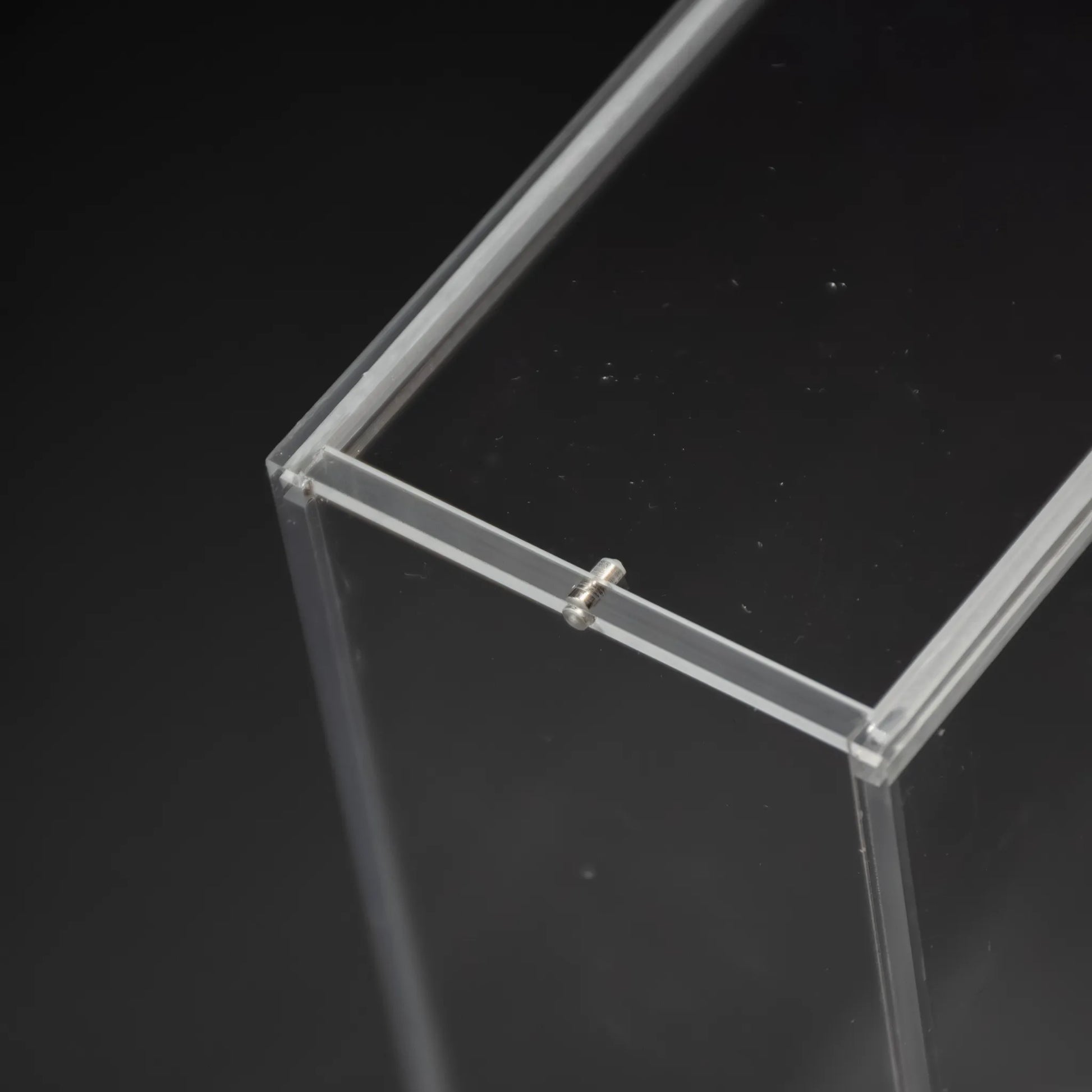 Detalle de cierre imantado en caja de metacrilato para proteger videojuegos