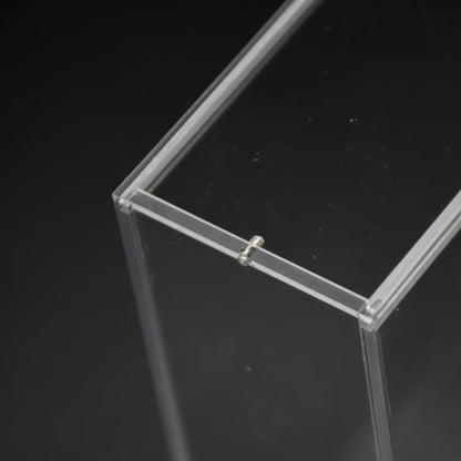 Detalle de cierre imantado en caja de metacrilato para proteger videojuegos