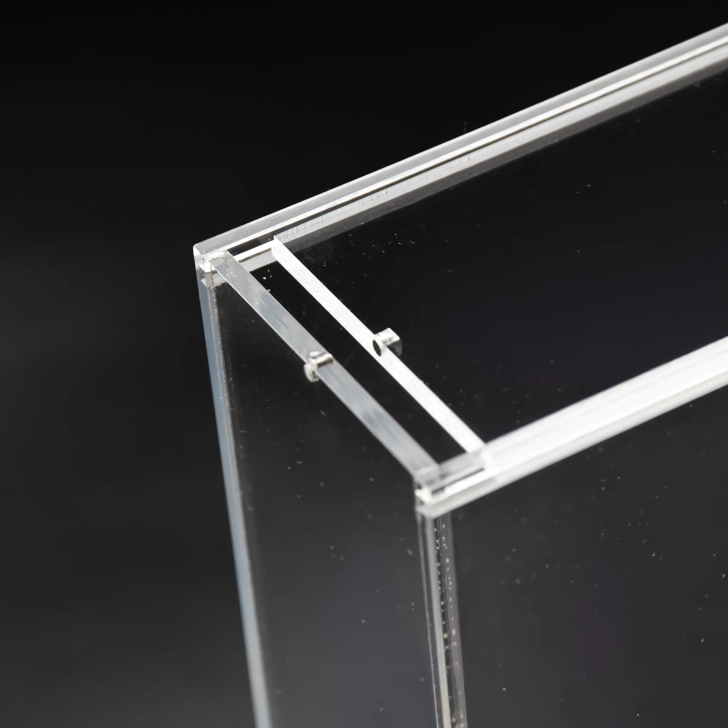 Detalle del cierre imantando de la caja de metacrilato para videojuegos