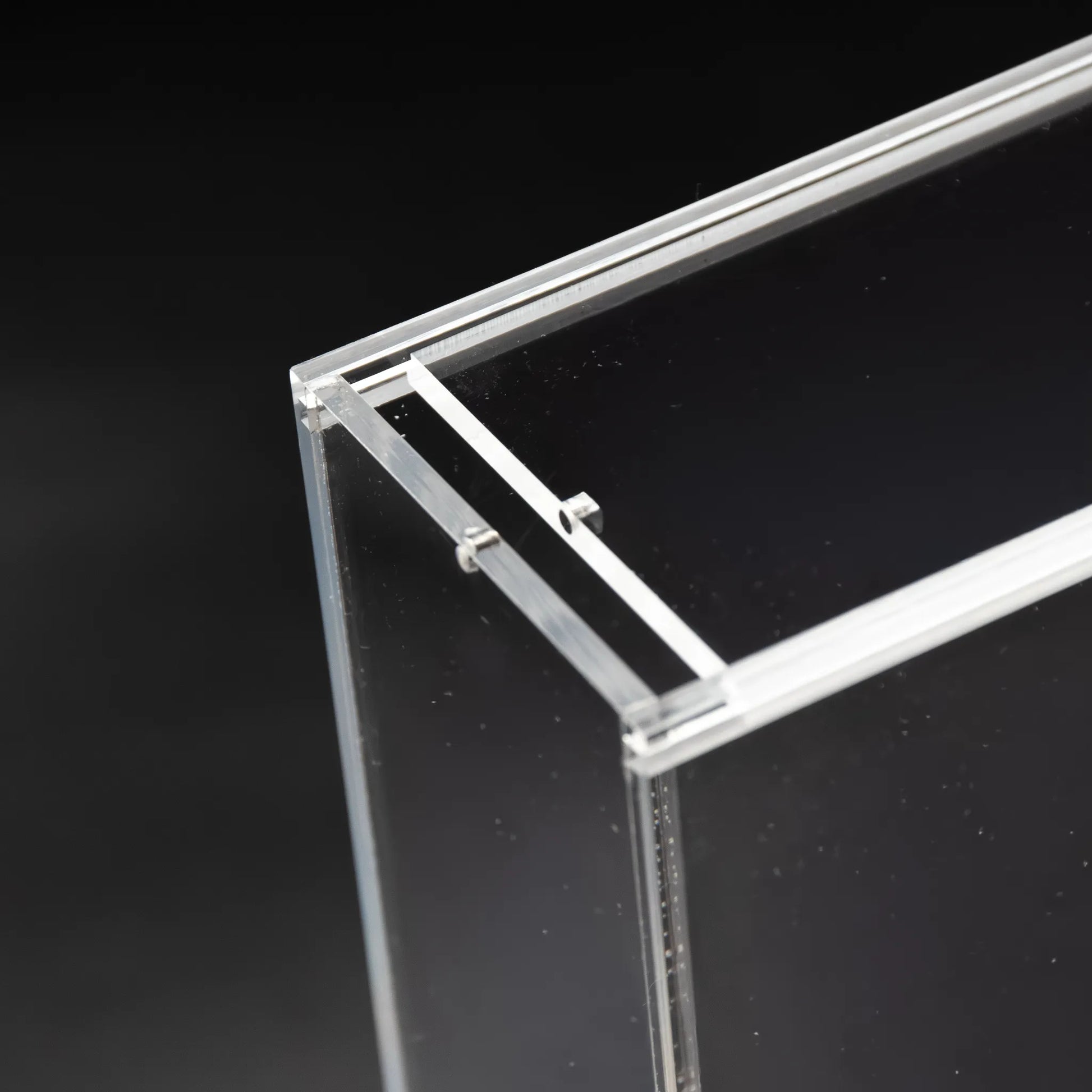 Detalle del cierre imantando de la caja de metacrilato para videojuegos