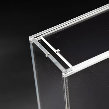 Detalle del cierre imantando de la caja de metacrilato para videojuegos