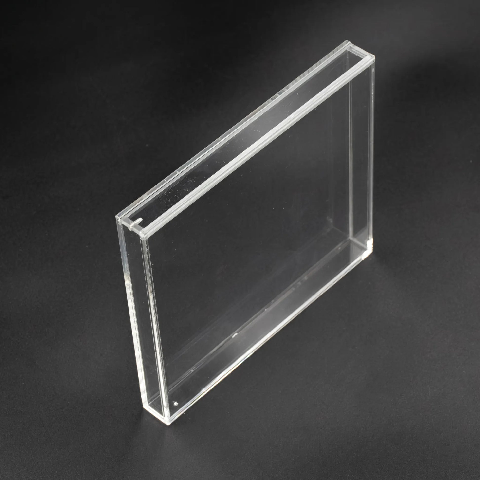 Vista lateral superior de caja protectora metacrilato para CD-ROM