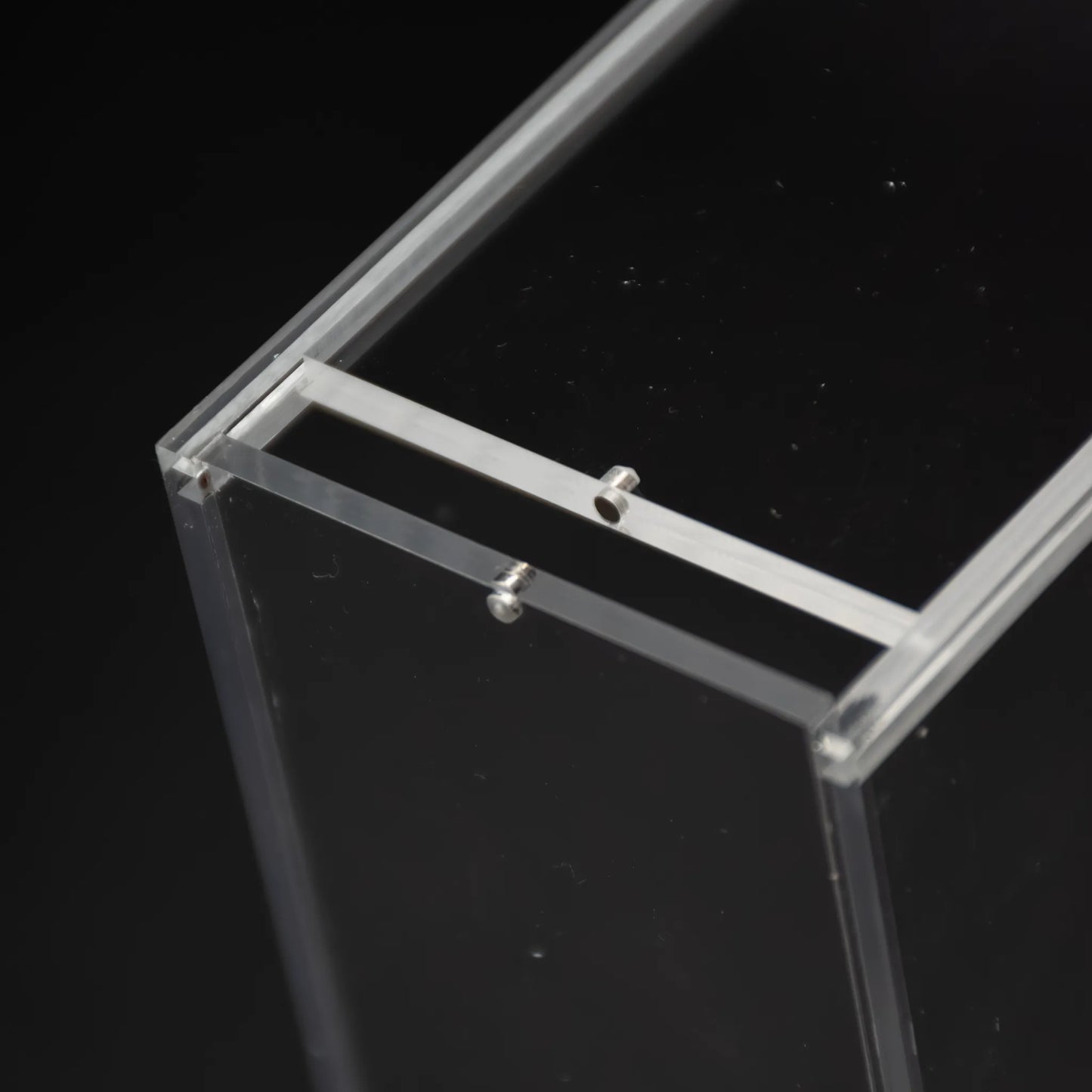 Detalle del cierre imantado deslizante de la caja de metacrilato para videojuego