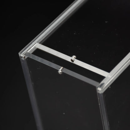 Detalle del cierre imantado deslizante de la caja de metacrilato para videojuego