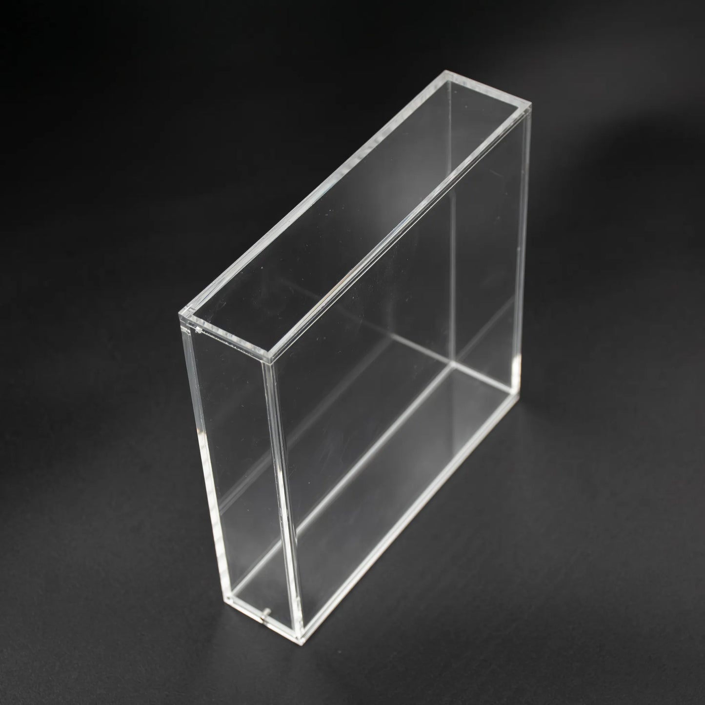 Vista lateral de protector metacrilato para videojuegos de Game Boy