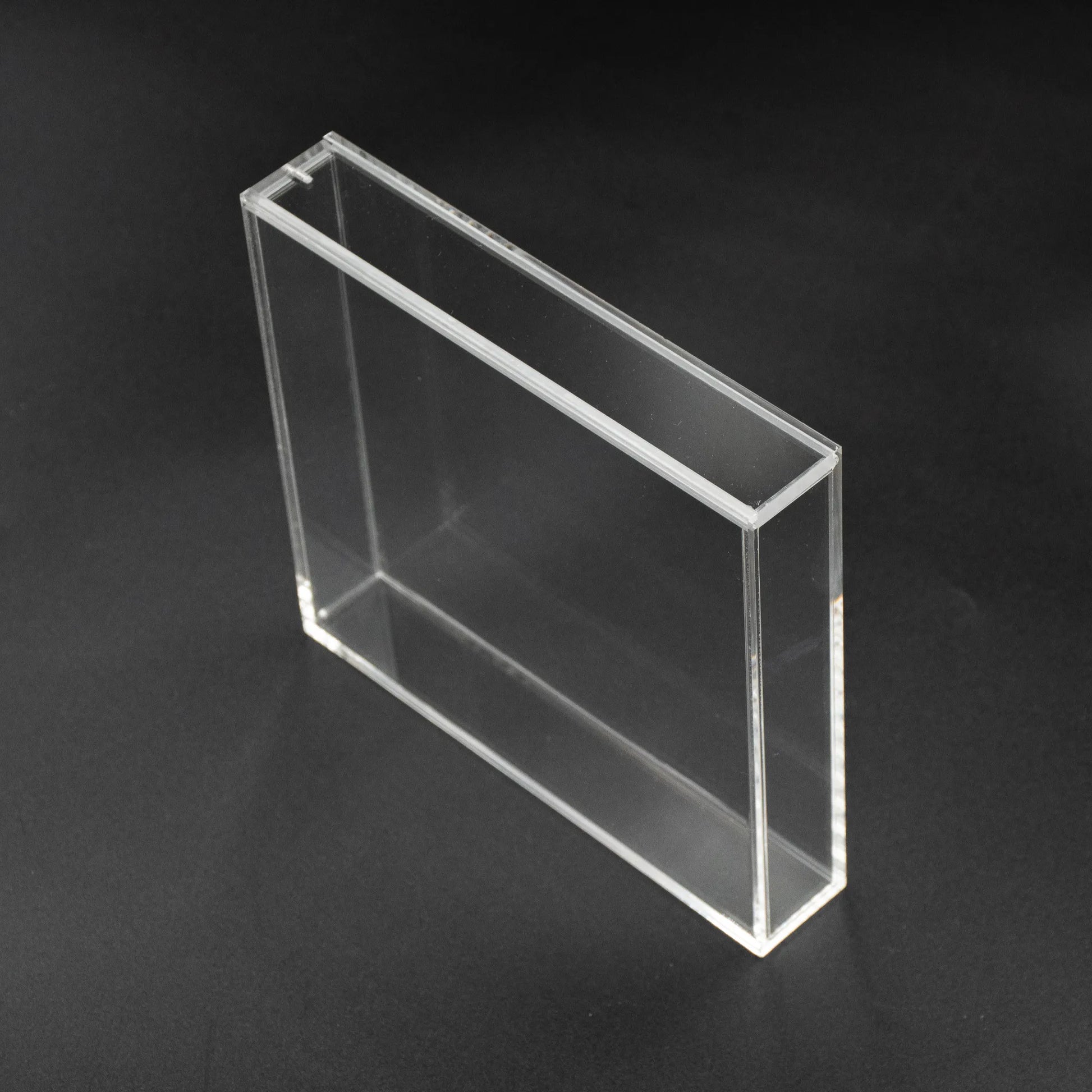 Vista lateral del protector de metacrilato transparente para juego de Nintendo DS