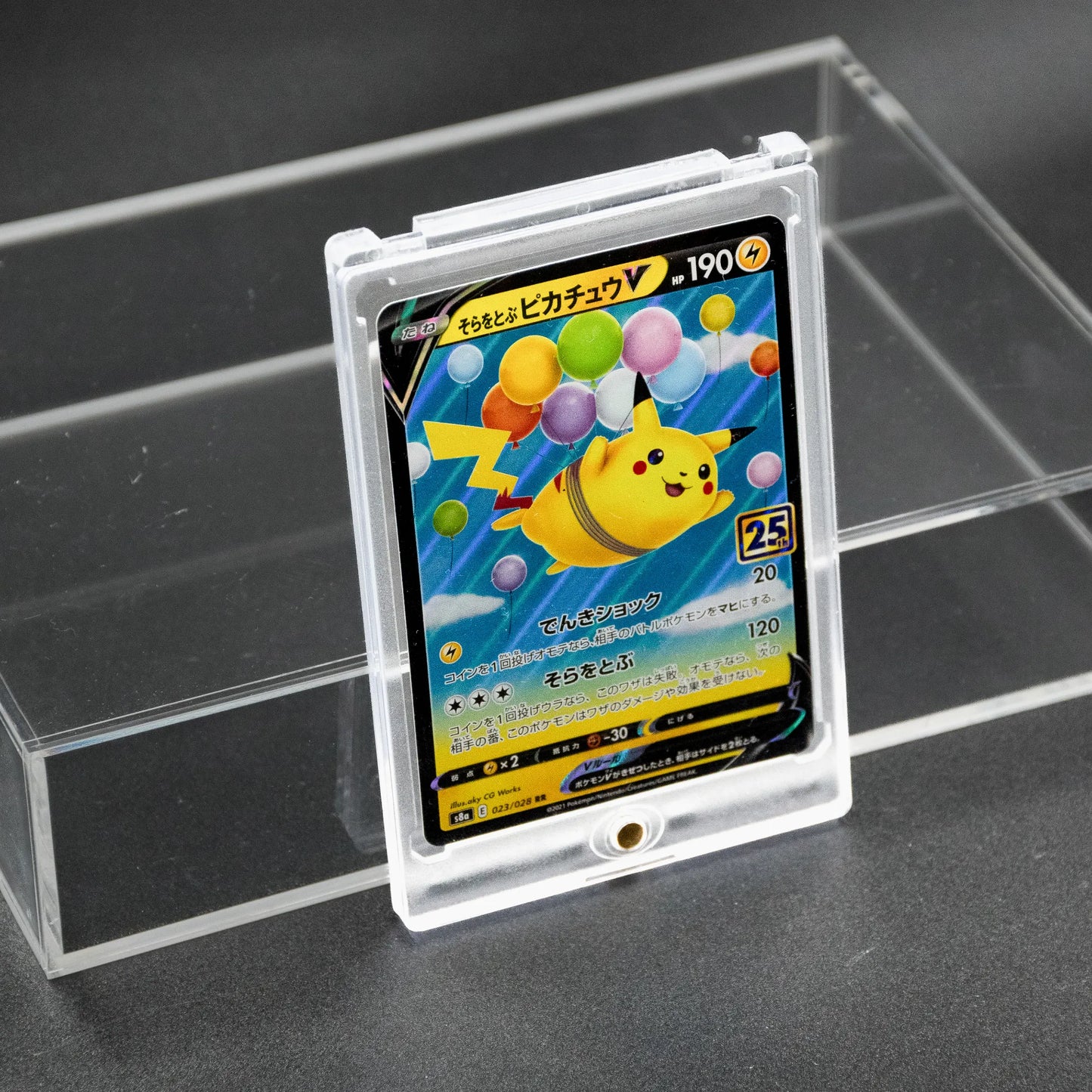 Vista detalle de protector de metacrilato transparente para cartas tcg