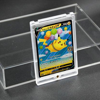 Vista detalle de protector de metacrilato transparente para cartas tcg