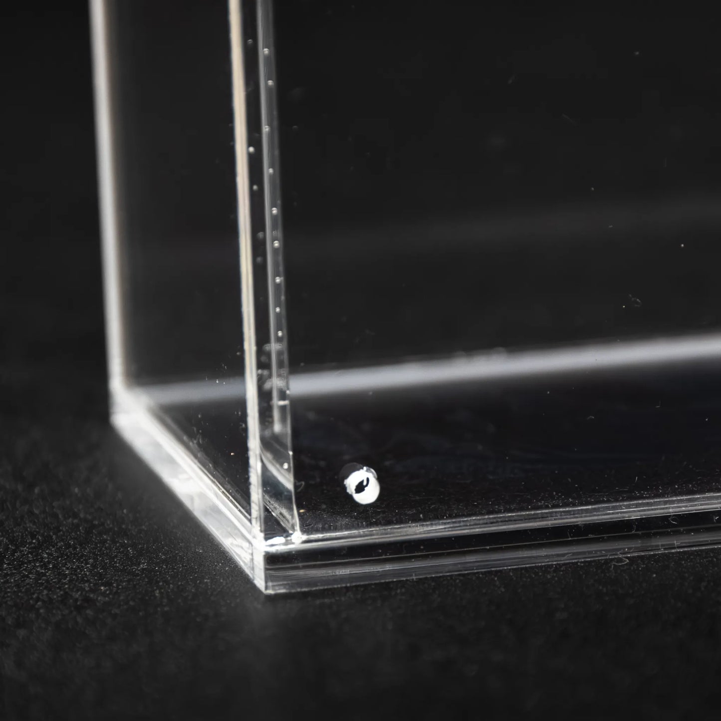 Caja de metacrilato para videojuegos con ventilación para control de humedad.