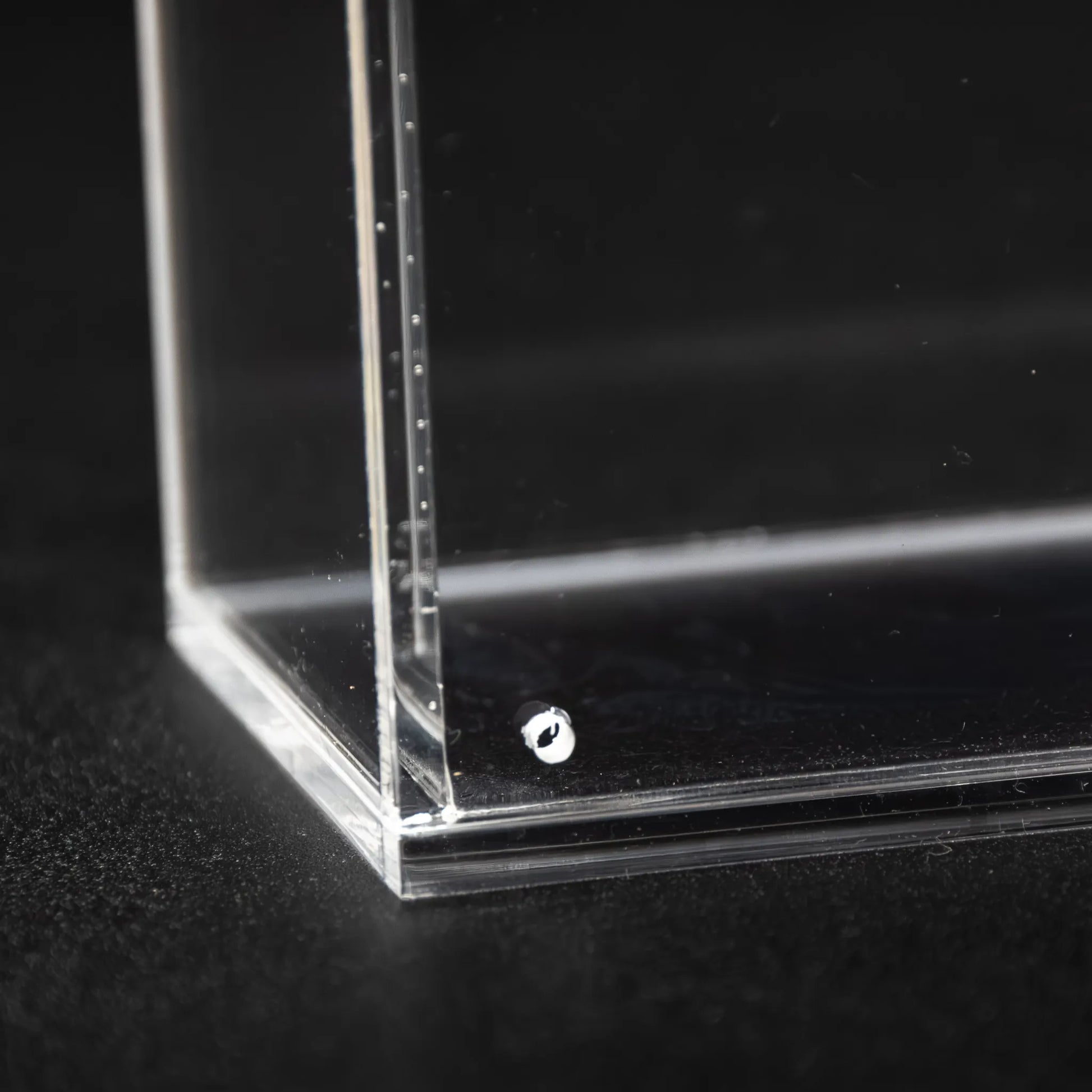 Caja de metacrilato para videojuegos con ventilación para control de humedad.