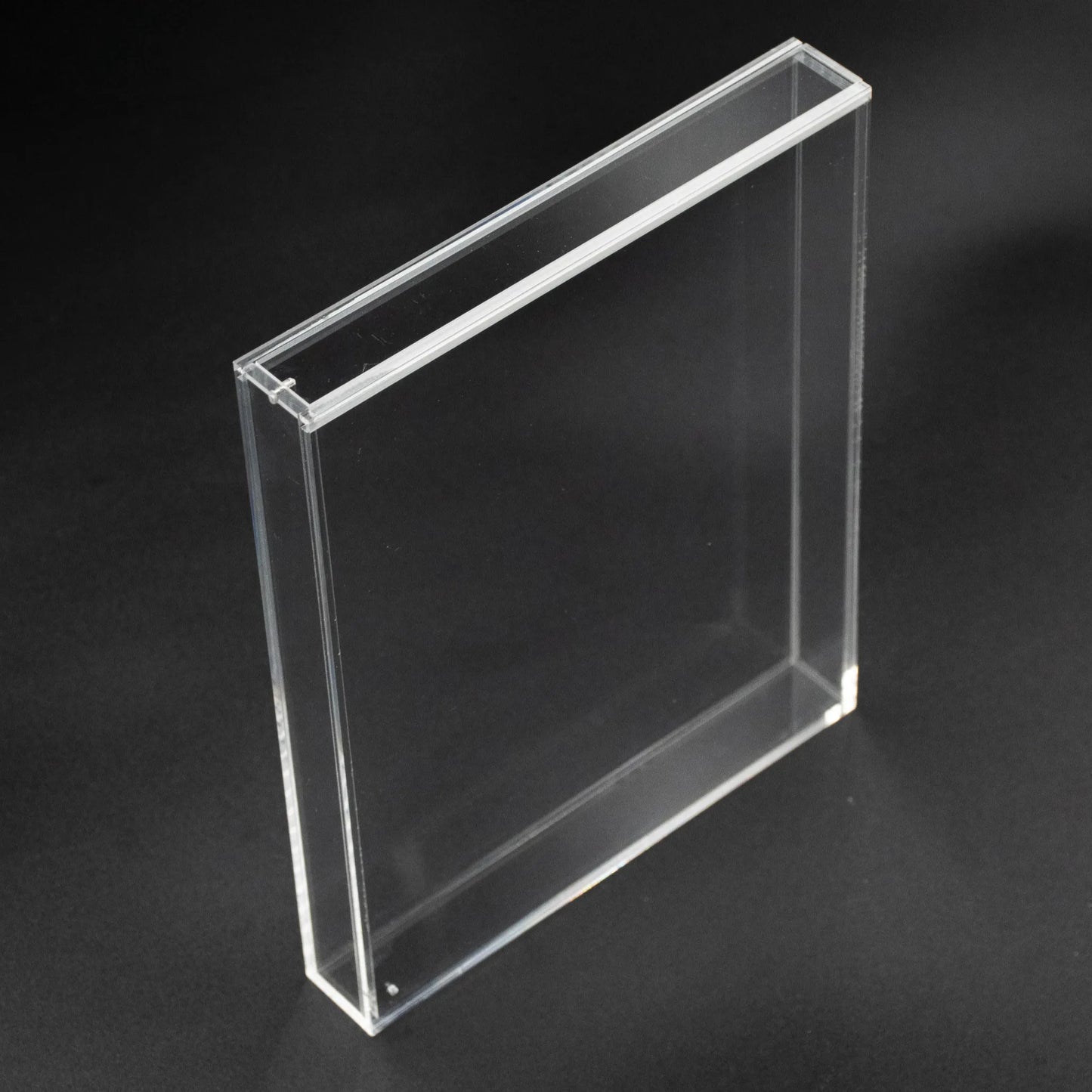 Vista lateral de caja de metacrilato con cierre imantado para PS3, PS4 y PS5
