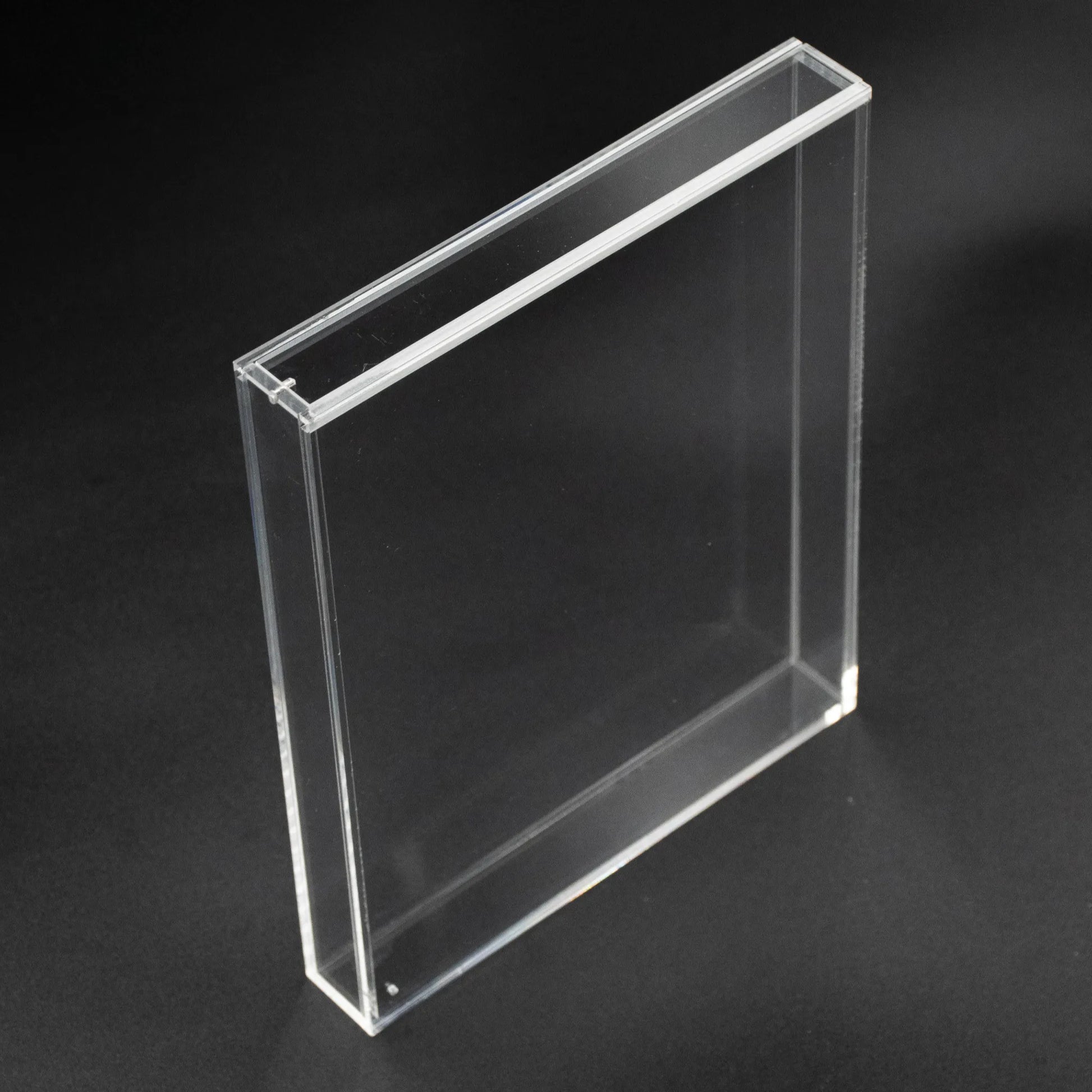 Vista lateral de caja de metacrilato con cierre imantado para PS3, PS4 y PS5
