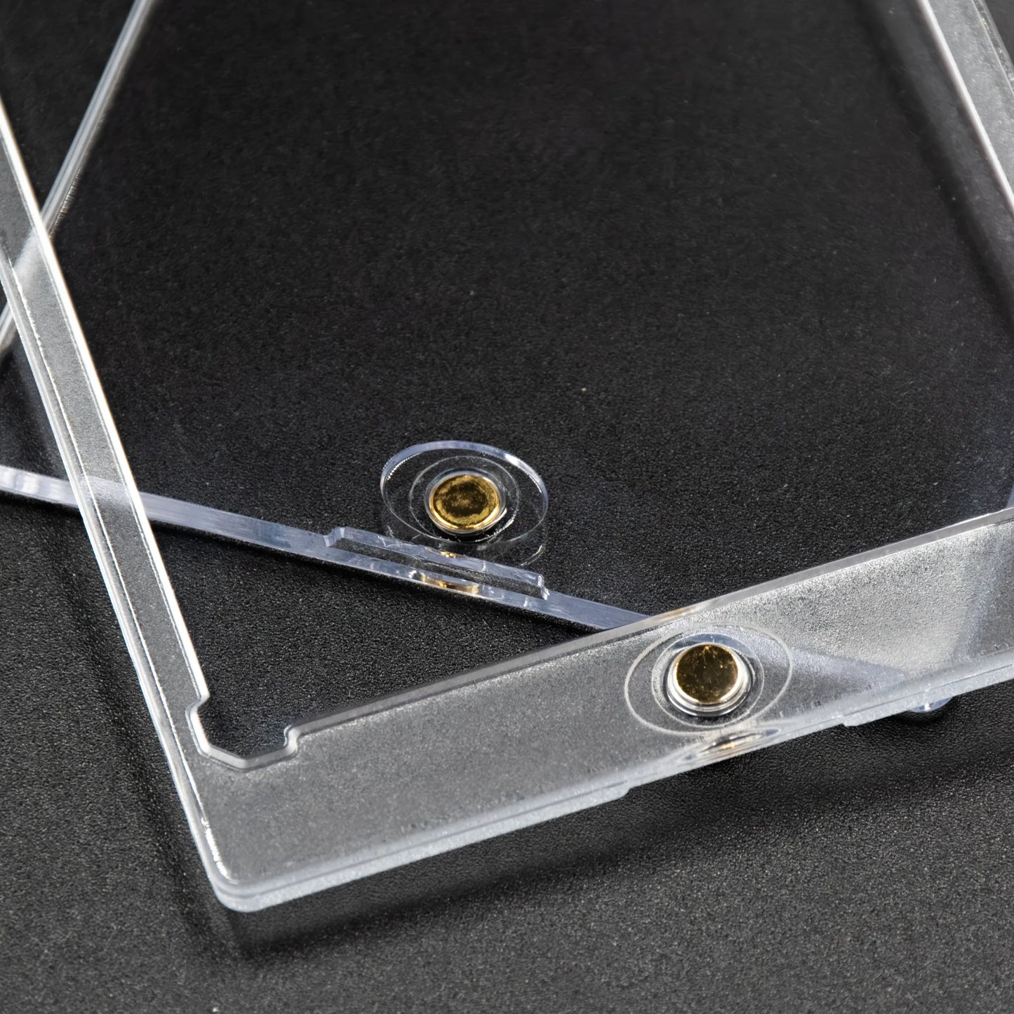 Vista detalle del cierre imantado del protector de metacrilato para cartas tcg