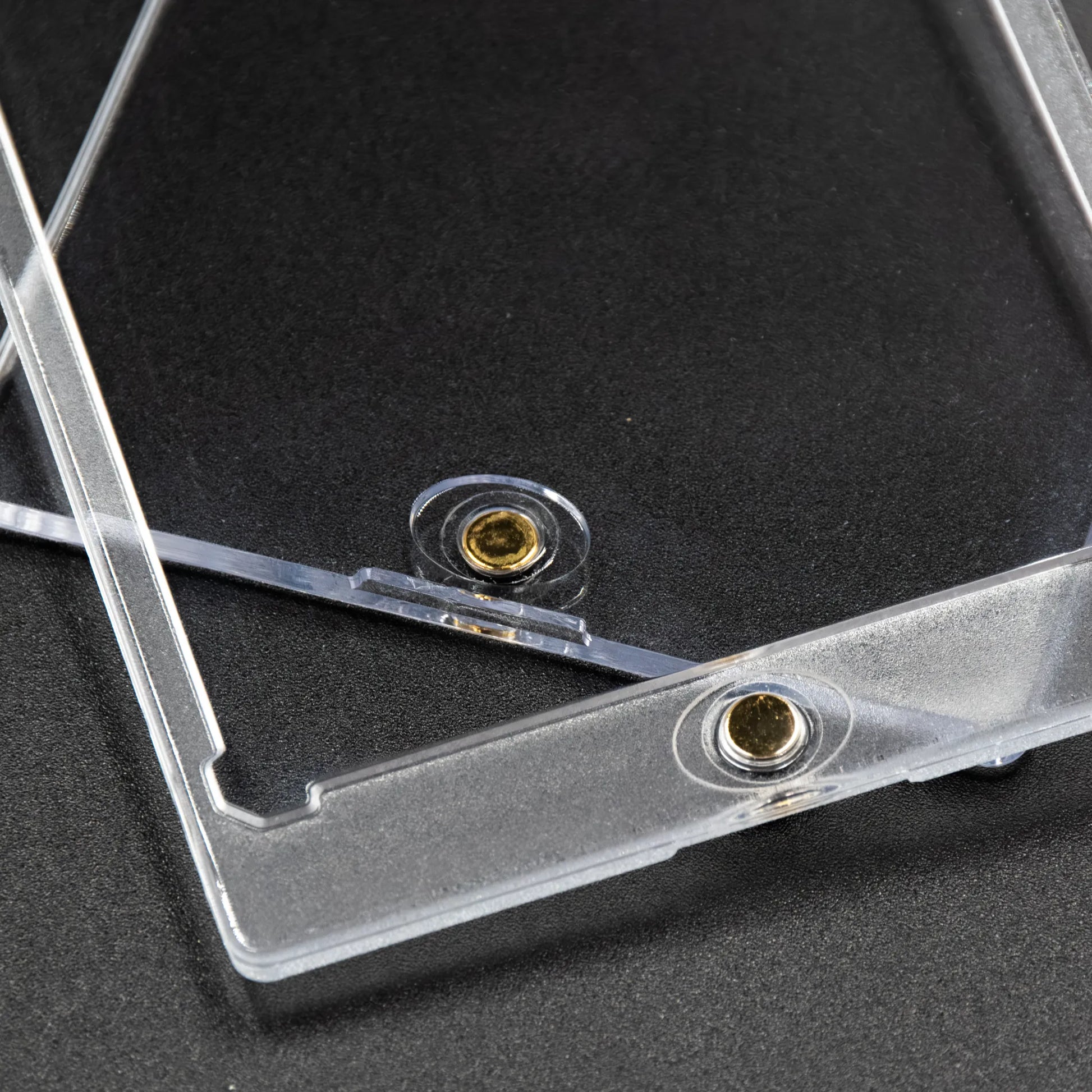 Vista detalle del cierre imantado del protector de metacrilato para cartas tcg