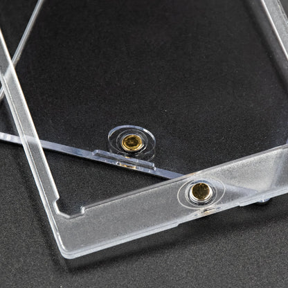 Vista detalle del cierre imantado del protector de metacrilato para cartas tcg